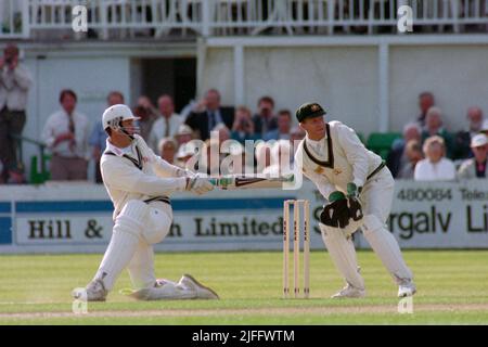 Graeme Hick hat mit 187 Punkten geschlagen, - Ian Healy (aus) Keeping Wicket, Tour Match, Worcestershire gegen Australier, New Road, Worcester, Großbritannien, 5.. Bis 7.. Mai 1993 Stockfoto