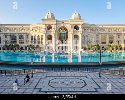 Place Vendome Mall ist ein neues Einkaufszentrum in der Stadt Lusail. Das Design ist ein offenes Konzept und ist von klassischer französischer Architektur inspiriert. Stockfoto