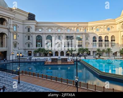 Place Vendome Mall ist ein neues Einkaufszentrum in der Stadt Lusail. Das Design ist ein offenes Konzept und ist von klassischer französischer Architektur inspiriert. Stockfoto