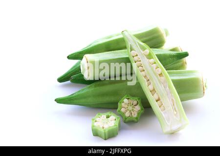 Nahaufnahme frischer Okra isoliert auf weißem Hintergrund Stockfoto