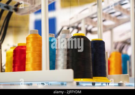 Set von Coils mit bunten Fäden auf Stickmaschine Stockfoto