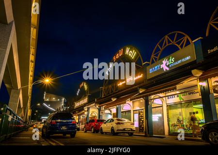 Die Rail Mall an der Upper Bukit Timah Road besteht aus Reihen von Vorkriegsgeschäften, die jetzt zu Einzelhandelsgeschäften umgebaut werden. Stockfoto