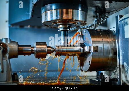 Drehmaschine arbeitet mit Metallteil in der Werkstatt Stockfoto