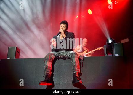 Tarragona, Spanien. 02.. Juli 2022. Der kolumbianische Sänger Sebastian Yatra tritt in der Tarraco Arena Tarragona auf und präsentiert sein neuestes Werk Dharma Tour 2022. Kredit: SOPA Images Limited/Alamy Live Nachrichten Stockfoto