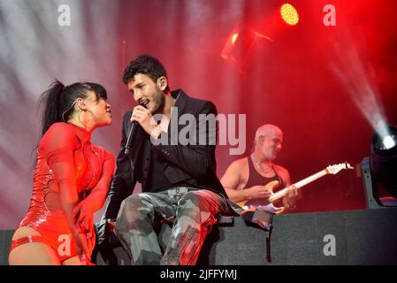 Tarragona, Spanien. 02.. Juli 2022. Der kolumbianische Sänger Sebastian Yatra tritt in der Tarraco Arena Tarragona auf und präsentiert sein neuestes Werk Dharma Tour 2022. Kredit: SOPA Images Limited/Alamy Live Nachrichten Stockfoto