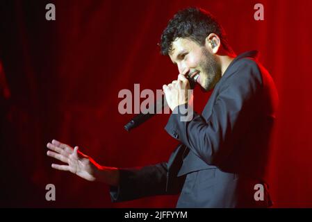 Tarragona, Spanien. 02.. Juli 2022. Der kolumbianische Sänger Sebastian Yatra tritt in der Tarraco Arena Tarragona auf und präsentiert sein neuestes Werk Dharma Tour 2022. (Foto von Ramon Costa/SOPA Images/Sipa USA) Quelle: SIPA USA/Alamy Live News Stockfoto