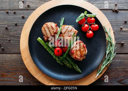 Gegrilltes Schweinefleisch mit Bio-Gemüse Stockfoto
