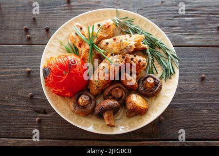 Würziger Shish Kebab mit Tomaten und Pilzen Stockfoto