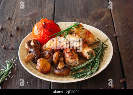 Würziger Shish Kebab mit Tomaten und Pilzen Stockfoto