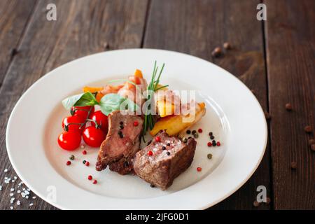 Mittelseltenes Schweinesteak mit Gewürzen. Stockfoto