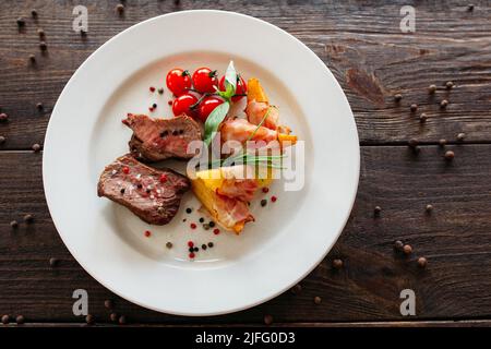 Mittelseltenes Schweinesteak mit Gewürzen. Stockfoto