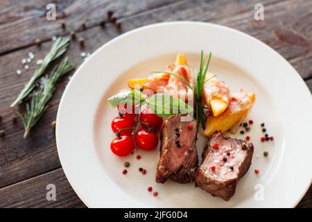 Mittelseltenes Schweinesteak mit Gewürzen. Stockfoto