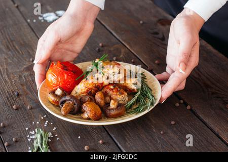 Kellner serviert einen Shish Kebab. Serviert werden Speisen. Stockfoto