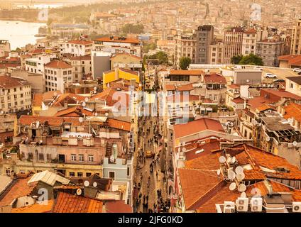 Buyuk Hendek Straße im Beyoglu Bezirk. Stadt Istanbul, Türkei. Blick vom Galata Tower Stockfoto