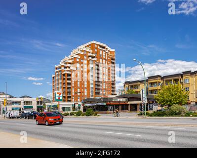 Innenstadt von Kelowna, BC, Kanada. Hochhäuser und Neubau. Moderne Apartmentgebäude. Ansicht eines Verkehrs auf einer Straße von Kelowna-Juni 7,2022 Stockfoto