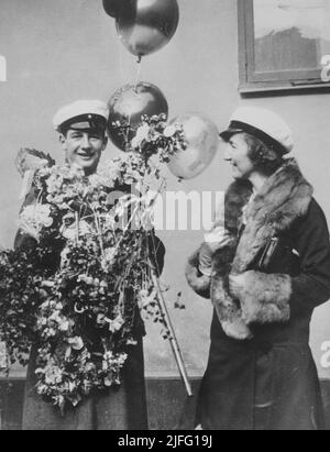 Raoul Wallenberg. Schwedischer Diplomat. Geboren im August 4 1912, verschwunden im Januar 17 1945. Er rettete Tausende von juden im deutsch besetzten Ungarn während des Holocaust von deutschen nazis und ungarischen Faschisten während der späteren Phasen des Zweiten Weltkriegs Was mit ihm geschah, als er starb, ist immer noch Gegenstand fortgesetzter Spekulationen. Raoul Wallenberg schloss zusammen mit seiner Mutter Maria Sophie Wising die Schule ab. 1930. Stockfoto