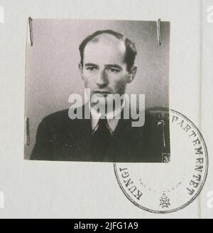 Raoul Wallenberg. Schwedischer Diplomat. Geboren im August 4 1912, verschwunden im Januar 17 1945. Er rettete Tausende von juden im deutsch besetzten Ungarn während des Holocaust von deutschen nazis und ungarischen Faschisten während der späteren Phasen des Zweiten Weltkriegs Was mit ihm geschah, als er starb, ist immer noch Gegenstand fortgesetzter Spekulationen. Bildausschnitt seines diplomatischen Passes, ausgestellt am 30. juni 1944. Stockfoto