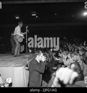 Tommy Steele. Der englische Entertainer gilt als Großbritanniens erstes Teenager-Idol und Rock and Roll-Star. Geboren im dezember 17 1936. Foto, aufgenommen als er im April 19 1958 in Stockholm in Schweden auftrat. Das Publikum ist sichtlich begeistert. Stockfoto