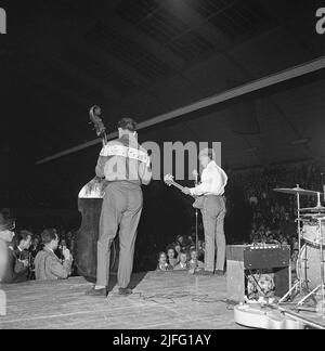 Tommy Steele. Der englische Entertainer gilt als Großbritanniens erstes Teenager-Idol und Rock and Roll-Star. Geboren im dezember 17 1936. Foto, aufgenommen als er im April 19 1958 in Stockholm in Schweden auftrat. Stockfoto