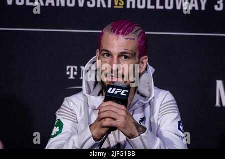 Las Vegas, Nv, Usa. 02.. Juli 2022. LAS VEGAS, NV - 2. Juli: Sean O'Malley spricht die Medien nach seinem ‘No Contest“-Ergebnis (aufgrund eines zufälligen Augenstossers) bei der UFC 276: Adasenya vs Cannonier in der T-Mobile Arena, Las Vegas, NV, USA. (Foto von Matt Davies/PxImages) Credit: Px Images/Alamy Live News Stockfoto