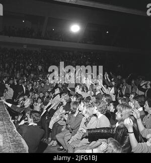 Tommy Steele. Der englische Entertainer gilt als Großbritanniens erstes Teenager-Idol und Rock and Roll-Star. Geboren im dezember 17 1936. Foto, aufgenommen als er im April 19 1958 in Stockholm in Schweden auftrat. Das Publikum ist sichtlich begeistert. Stockfoto