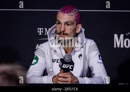 Las Vegas, Nv, Usa. 02.. Juli 2022. LAS VEGAS, NV - 2. Juli: Sean O'Malley spricht die Medien nach seinem ‘No Contest“-Ergebnis (aufgrund eines zufälligen Augenstossers) bei der UFC 276: Adasenya vs Cannonier in der T-Mobile Arena, Las Vegas, NV, USA. (Foto von Matt Davies/PxImages) Credit: Px Images/Alamy Live News Stockfoto