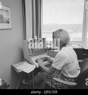 Das papierlose Büro. Ein Slogan, der das Büro der Zukunft beschreiben soll. Es wurde durch die Popularisierung von Video-Display-Computer-Terminals wie diesem, der IBM 2260, erleichtert. Der Begriff papierloses Büro deutet darauf hin, dass nur wenige oder keine gedruckten Dokumente verwendet werden, die Informationen stattdessen digitalisiert werden. Bild aufgenommen 1969 Kristoffersson Ref. EB10-5 Stockfoto
