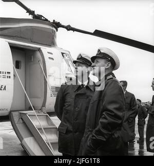 Geschichte des Hubschraubers. Die Boeing Vertol 107, auch HKP 4 genannt. Hubschrauber von der amerikanischen Firma Vertol entwickelt, die mit Boeing fusioniert wurde, die Produktion begann 1956. Die US-Streitkräfte begannen, es unter dem Namen CH-46 Sea Knight zu verwenden. Das schwedische Militär erwarb 22 Einheiten des Hubschraubers mit der ersten Lieferung 1963, wenn das Bild aufgenommen wird. Sie wurden hauptsächlich für die U-Boot-Suche und -Jagd verwendet. Schweden 1963. ref Kristoffersson CU26-1 CU26,27,28 Stockfoto