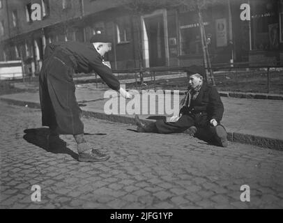 1940s Sommer. Zwei Jungen im Freien spielen Murmeln. Ein altmodisches Spiel, in dem das Ziel ist, die Pyramide aus Murmeln mit nur einem Marmor zu treffen. Wenn du triffst, hast du die Murmeln in der Pyramide gewonnen, sonst ging die Murmel verloren. Schweden April 1940 Kristoffersson Ref. 111-9 Stockfoto