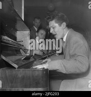 In der 1950s. Pianist Musse spielt auf Nalen Dancepalace während eines Wettbewerbs, um den einen Sänger zu finden, der die meisten Ähnlichkeit mit dem amerikanischen Gene Nelson hat, der Held i dem Lied und Tanzfilm Lulluby vom Broadway. Schweden 1952 Kristoffersson Ref. BF7-11 Stockfoto