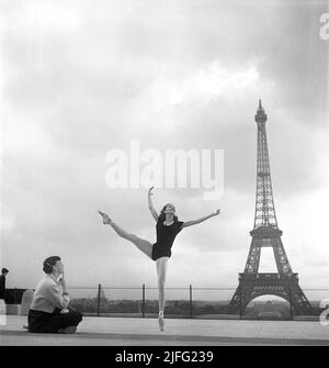 Ballerina in Paris 1952. Ellen rasch, 1920-2015 in Paris in ihrem Tanzkostüm, das auf ihren Zehen steht, mit dem Eiffelturm im Hintergrund. Links die Schauspielerin Anita Björk, die sie beobachtet. TParis 1952 Kristoffersson Ref. BD26-2 Stockfoto