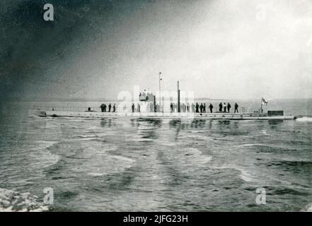 Weltkrieg 1. Ein deutsches U-Boot auf der Oberfläche, das sich vorwärts bewegt, wobei die Besatzung an Deck sichtbar ist.1914 Stockfoto