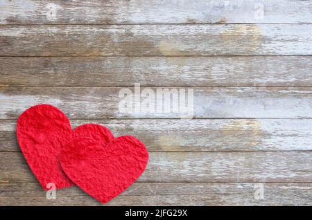 Rotes Papier Herz auf Holztisch mit Kopierer Platz für Ihr Design. Stockfoto