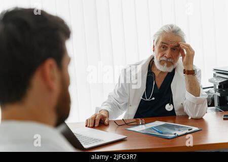 Erfolgreiche Ärzte diskutieren während der Konferenz über die Diagnose Stockfoto