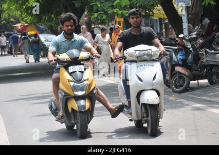 Neu Delhi, Neu Delhi, Indien. 3.. Juli 2022. Als der Scooty beschädigt wird, schiebt ihn ein weiterer Zweirad mit den Füßen und holt am Sonntag it.in East Delhi. (Bild: © Ravi Batra/ZUMA Press Wire) Stockfoto