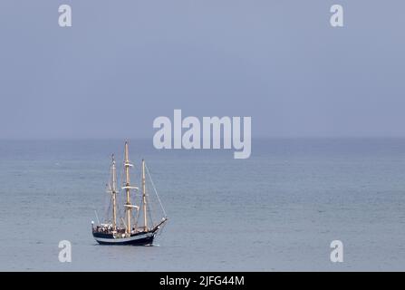 Ringabella Bay, Fountainstown, Cork, Irland. 02.. Juli 2022. Segeltraining Tallschiff Pelican von London mit ihrem Motor zu einem Liegeplatz in Ringabella Bay, Co. Cork, Irland. - Bild David Creedon Stockfoto