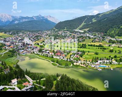 Eine Luftaufnahme des Dorfes Seefeld in Tirol, Österreich Stockfoto