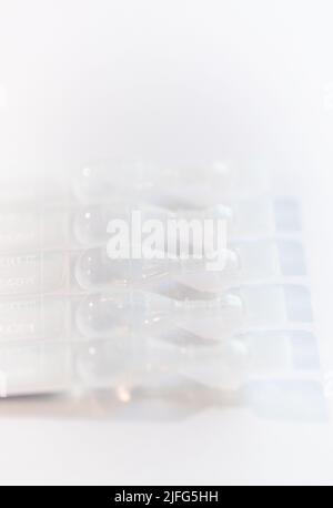 Foto von Behältern für Augentropfen auf weißem Hintergrund Stockfoto