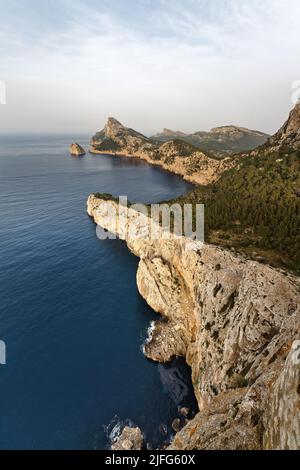Mallorca - Blick in Richtung des berühmten Cap de Formentor im Abendlicht, auf der linken Seite ist die Bucht Cala Figuera, große Tiefenwirkung, sonniges Wetter, slig Stockfoto