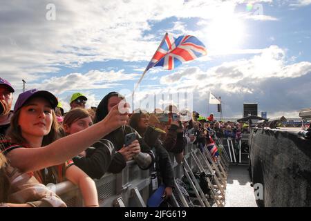 Circuit Atmosphäre - Fans auf der Fanzone Bühne. 02.07.2022. Formel 1 Weltmeisterschaft, Rd 10, Großer Preis Von Großbritannien, Silverstone, England, Qualifizierender Tag. Bildnachweis sollte lauten: XPB/Press Association Images. Stockfoto