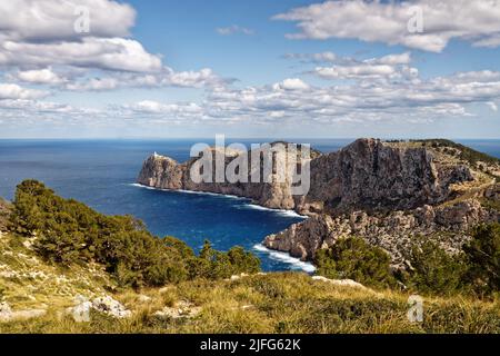 Mallorca - Blick vom Berg Morro de Catalunya auf das berühmte Cap de Formentor mit Leuchtturm, weiter Blick über die Bucht Cala Figuera bis zur Opposse Stockfoto