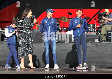 (L bis R): Laura Winter (GBR) F1 Moderatorin mit Nichola Latifi (CDN) Williams Racing und Alexander Albon (THA) Williams Racing auf der Fanzone-Bühne. 02.07.2022. Formel 1 Weltmeisterschaft, Rd 10, Großer Preis Von Großbritannien, Silverstone, England, Qualifizierender Tag. Bildnachweis sollte lauten: XPB/Press Association Images. Stockfoto