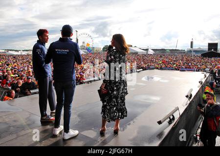 (L bis R): Alexander Albon (THA) Williams Racing mit Nichola Latifi (CDN) Williams Racing und Laura Winter (GBR) F1 Presenter auf der Fanzone Stage. 02.07.2022. Formel 1 Weltmeisterschaft, Rd 10, Großer Preis Von Großbritannien, Silverstone, England, Qualifizierender Tag. Bildnachweis sollte lauten: XPB/Press Association Images. Stockfoto