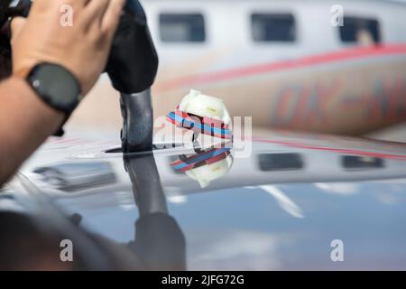 Treibstoffdüse, die Flugzeuge füllt, Treibstoff in einem Flugzeugflügel betankt, auf das Betanken der Waffe konzentriert. Konzentriert sich auf das Betanken der Waffe Stockfoto