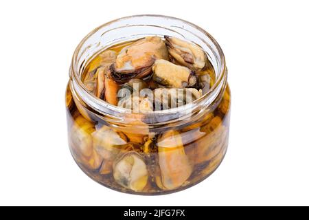 Marinierte Muscheln in einem Glas auf weißem Hintergrund isoliert. Volle Schärfentiefe. Datei enthält Beschneidungspfad. Stockfoto