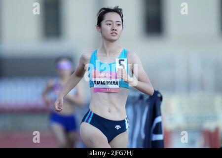 Saki Katagihara gewinnt die 1.500 m in 4:24,21, während der Under Armour Sunset Tour Track and Field Meet am Samstag, den 2. Juli 2022, in Los Angeles. Stockfoto