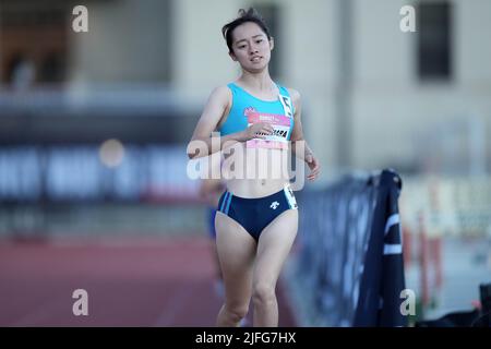 Saki Katagihara gewinnt die 1.500 m in 4:24,21, während der Under Armour Sunset Tour Track and Field Meet am Samstag, den 2. Juli 2022, in Los Angeles. Stockfoto