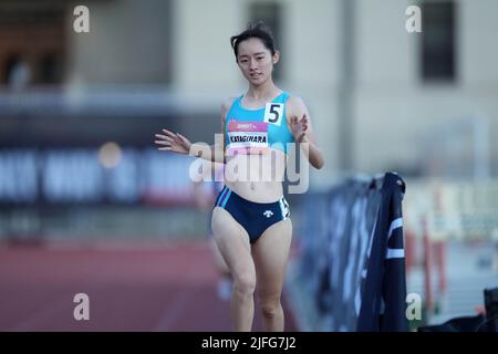 Saki Katagihara gewinnt die 1.500 m in 4:24,21, während der Under Armour Sunset Tour Track and Field Meet am Samstag, den 2. Juli 2022, in Los Angeles. Stockfoto