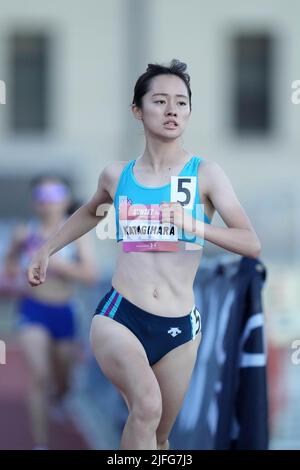 Saki Katagihara gewinnt die 1.500 m in 4:24,21, während der Under Armour Sunset Tour Track and Field Meet am Samstag, den 2. Juli 2022, in Los Angeles. Stockfoto