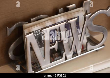 Zeitungen in einem Hotelflur, Chichester, West Sussex, Großbritannien. Stockfoto